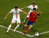 Pepe pelea por el balón con el español Xavi Hernandez en el medio campo. (EFE)