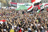 Miles de personas se manifestaron contra las prerrogativas que se ha reservado la Junta Militar egipcia y la disolución del Parlamento en la plaza cairota de Tahrir. Muchos de los manifestantes acudieron pertrechados con banderas egipcias y fotografías de Morsi a la emblemática plaza.