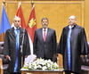 Vestido con traje azul oscuro y corbata roja, Mursi leyó el juramento de un papel ante el pleno, presidido por el juez Faruq Sultan, que encabeza también la Comisión Electoral Presidencial.