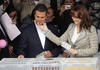 El candidato de la Coalición Compromiso por México (PRI-PVEM), Enrique Peña Nieto, emitió su voto acompañado por su esposa, Angélica Rivera, su madre, Socorro Nieto y sus hijos.