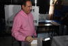 En Saltillo el gobernador Rubén Moreira acudió a emitir su voto acompañado de su hijo Isaac Moreira.