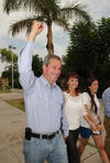 El candidato a diputado federal, Marcelo Torres Cofiño acudió a las urnas acompañado de su familia.