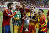 Al terminar el encuentro, Sergio Ramos tomó un capote y celebró como un matador el triunfo de la “Furia Roja”.