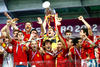 el cuadro ibérico, que mostró contundencia en la final, cada uno de sus futbolistas fue felicitado por Platini y los máximos dirigentes de la UEFA y de la Euro 2012, hasta que el portero Iker Casillas se puso la medalla y recibió la Copa a manos del directivo galo.