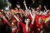 Iker Casillas, portero y capitán de la Selección de España, levantó el trofeo de campeón luego que la Furia Roja conquistó la Eurocopa Polonia-Ucrania 2010, tras vencer a Italia 4-0.