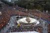 Al llegar a Cibeles, los jugadores se subieron a un enorme escenario. (EFE)