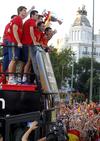 Miles de personas se dieron cita en Madrid para las celebraciones por el bicampeonato de la Eurocopa. (EFE)