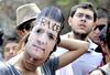 Jóvenes lucían máscaras con la imagen de Enrique Peña Nieto.