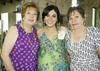05072012 GABY  Lazalde en compaÃ±Ã­a de sus hermanas Marcela y Dany.