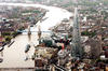 El rascacielos fue construido en la orilla del río Támesis junto al puente de Londres.