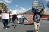 Pancartas en contra del candidato priista se alzaron durante la marcha.