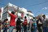 Los jóvenes gritaron a las afueras del IFE en Torreón.