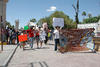 Frente a la Fuente del Pensador se reunieron inicialmente unas 200 personas, que con pancartas, mantas y mensajes contra el IFE y el PRI se lanzaron a recorrer la calle Hidalgo hacia el poniente de Torreón.