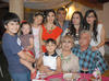 09072012 GABRIELA  Lazalde junto a las asistentes a su 'baby shower' organizado a detalle por Pily Lazalde y Rosa Huereca.