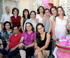 09072012 SOFÃ­A  Torres de Flores rodeada de los asistentes a su fiesta de regalos para bebÃ©.