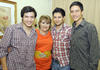 08072012 LA FESTEJADA  junto a sus hijos Abelardo, Guillermo y Abraham RodrÃ­guez Ulloa.