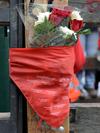 Un ramo de rosas rojas y blancas y un pañuelo rojo, símbolo de los samfermines, fueron colocados en el vallado en el que falleció Daniel, un joven español de 27 años, que murió corneado por uno de los toros del encierro del 10 de julio de 2009.