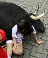 Al principio, un toro de 640 kilogramos (1.411 libras) llamado Navajito encabezó el encierro y arremetió contra los participantes.