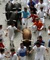 Al principio, un toro de 640 kilogramos (1.411 libras) llamado Navajito encabezó el encierro y arremetió contra los participantes.