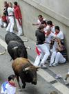 Los toros de lidia pisotearon a algunas personas en las calles resbalosas de Pamplona en el segundo encierro de la fiesta de los sanfermines, que terminó con dos heridos leves.