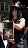 Slash, quien se convirtió así en la estrella numero 2473 en ser entregada en esta afamada acera, ofreció al término del evento un concierto acústico con su guitarra en el Hard Rock Café, muy cerca de donde quedo inmortalizado su nombre.