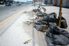 Sin limpieza. Numerosas banquetas del bulevar Revolución se encuentran llenas de escombros y con bolsas de basura.