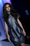 Modelo luce un diseño en la pasarela de "Mezclarte" en el primer día del Intermoda que se realiza en Guadalajara.