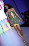 Modelo luce un diseño en la pasarela de "Mezclarte" en el primer día del Intermoda que se realiza en Guadalajara.