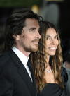 EL actor que ha dado vida a Batman, Christian Bale llegó juntó a su esposa Sibi Blazic.