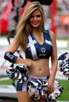 En Monterrey, la bella edecán enviaba un beso, antes del juego entre Rayados y el América. (Jam Media)