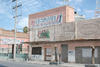 Malas condiciones. Sobre la avenida Juárez se pueden apreciar hasta tres edificios consecutivos que se encuentran en el abandono desde hace años, esto ocasiona que el grafiti y la basura hagan su aparición.