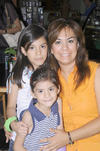 29072012 JENNY  Herrera de Marín y las pequeñas Mary Fer y Regina.