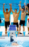 Phelps no dejó de sonreír desde el momento que estiró la mano para sacar a Adrian de la piscina y se fundió en un abrazo con sus compañeros de equipo.