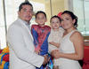 05082012 ÃLVARO  Salazar en compaÃ±Ã­a de su papÃ¡ Ãlvaro Salazar, su mamÃ¡ Candy Codina y su hermanito.