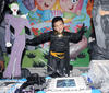 12082012 MUY CONTENTO  personificando a Batman posÃ³ Alfredo para la fotografÃ­a.