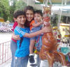 Aryam, Soel y Dayane con su abuelo Bernardo.
