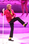 En punto de las 20:35 horas el cantante apareció en el escenario con un vistoso saco rosa y una corbata amarilla que contrastaba con el negro de su pantalón y su camisa, para interpretar "Love train", con el que enardeció a los asistentes.