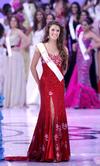 Miss Portugal, Melanie Vicente, sonríe en la final de Miss Mundo celebrada en el estadio Dongsheng en Ordos.