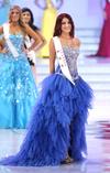Miss Austria Amina Dagi lució un llamativo vestido azul durante la final de Miss Mundo.