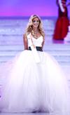 Miss Holanda, Nathalie Den Dekker, lució un llamaivo vestido blanco en la ceremonia de Miss Mundo.
