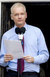 “Le pedí al presidente Obama hacer lo correcto. Estados Unidos debe renunciar a su ‘cacería de brujas’ contra Wikileaks”, dijo Assange desde un balcón de la embajada de Ecuador en Reino Unido, donde está refugiado desde el 19 de junio pasado.