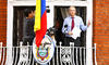 “Le pedí al presidente Obama hacer lo correcto. Estados Unidos debe renunciar a su ‘cacería de brujas’ contra Wikileaks”, dijo Assange desde un balcón de la embajada de Ecuador en Reino Unido, donde está refugiado desde el 19 de junio pasado.