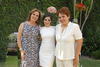 Monse junto a las organizadoras, su futura suegra Celia Lugo de Vera y su tía
Gabriela Leal.