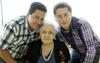 20082012 ÁNGELA  R. Vda. de Zorrilla el día de su cumpleaños con sus nietos Ciriaco y Sergio.