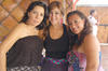 23082012 CLAUDIA  Sandoval en su canastilla, junto a sus hermanas Cynthia y Gloria.