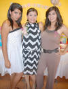 23082012 CLAUDIA  Sandoval en su canastilla, junto a sus hermanas Cynthia y Gloria.