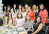 Yumima Ruiz en compañía de su cuñada Ana Isabel y amigas asistentes a su festejo prenupcial.