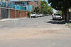 Algunos trozos de pavimento, banqueta y hasta basura se convierten en tapones que no dejan pasar el agua de lluvia y otros líquidos por las alcantarillas de la calle 12 y avenida Juárez.