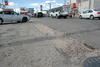 Algunos trozos de pavimento, banqueta y hasta basura se convierten en tapones que no dejan pasar el agua de lluvia y otros líquidos por las alcantarillas de la calle 12 y avenida Juárez.