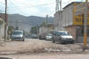 Las obras de colocación de drenaje sobre el bulevar Diagonal Las Fuentes ha afectado el pavimento de algunas calles.